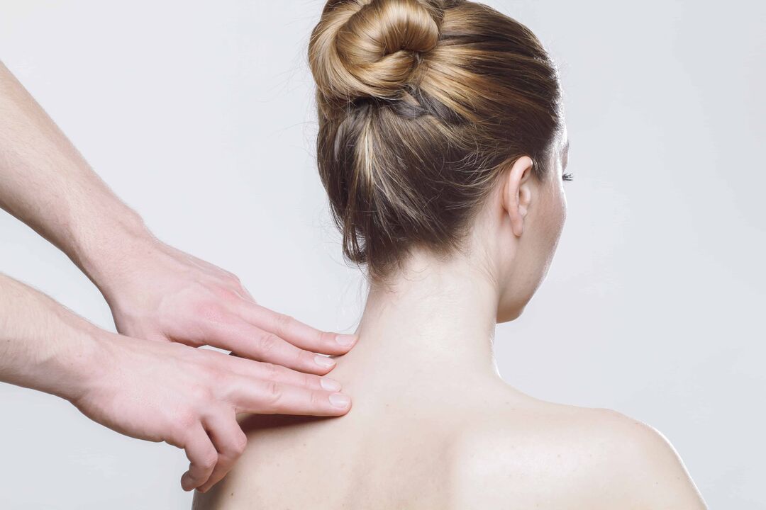 Un médico diagnostica a un paciente con osteocondrosis de la columna torácica.