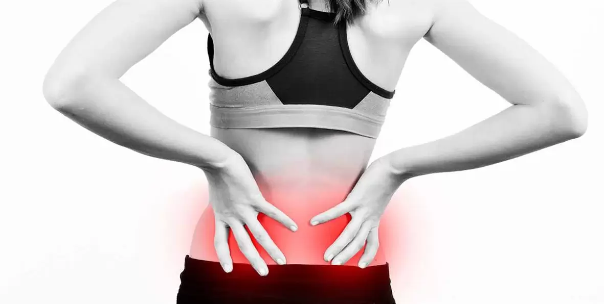 Dolor en la región lumbar, que puede aliviarse con ejercicios y una posición correcta del cuerpo.